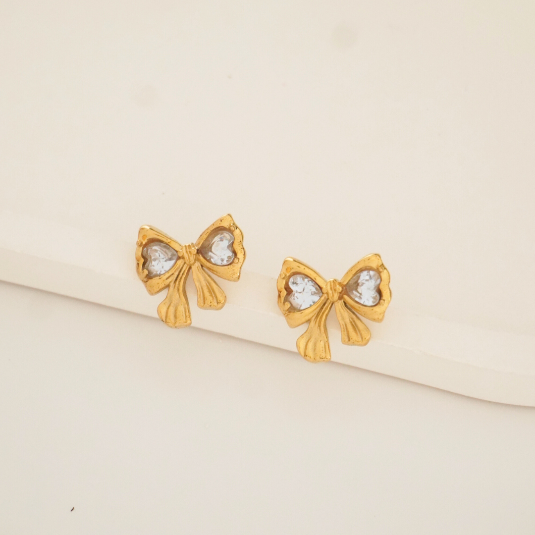 Gold bow-shaped stud earrings with central zircon – vintage design, waterproof and anti-tarnish by Ashara Jewels